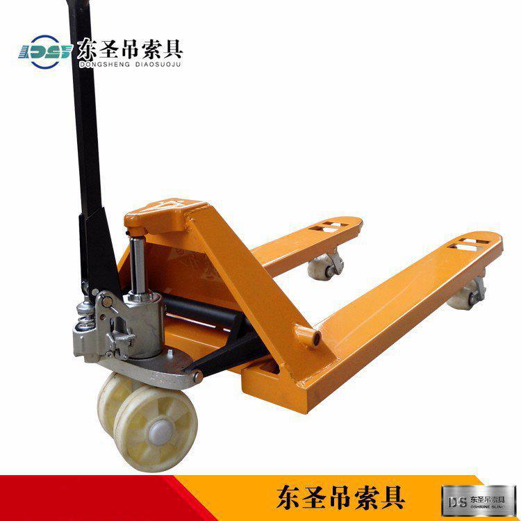 手動液壓叉車可以在倉庫中進(jìn)行短距離運輸